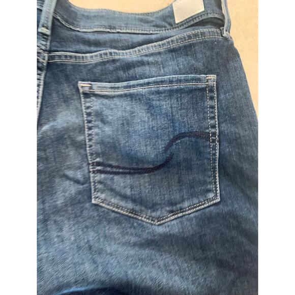 signature by Levis cuffed hem denim shorts womans size 16 high rise - Picture 9 of 9